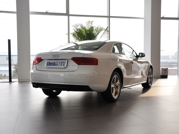 奥迪(进口) 2.0T 车辆右侧尾部视角