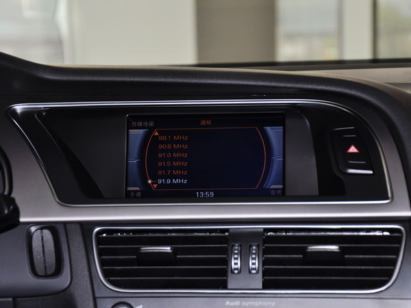 奥迪(进口) 2.0T 中控仪表台上方