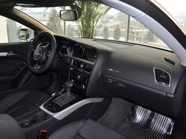 奥迪(进口) 2.0T 中控台右侧