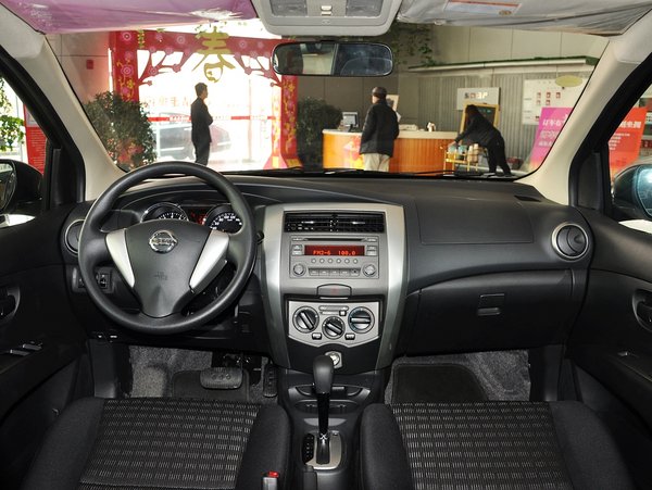 东风日产  1.6L CVT 中控台整体