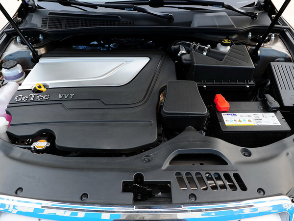 吉利帝豪  帝豪EC8 2.4L AT 发动机主体特写