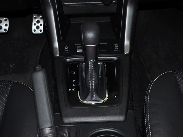 斯巴鲁  2.5L CVT 挂档把手特写