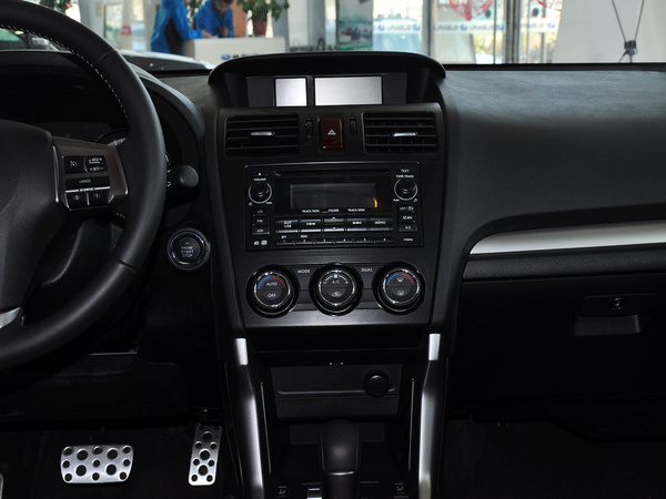 斯巴鲁  2.5L CVT 中控仪表台总特写