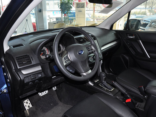 斯巴鲁  2.5L CVT 中控台左侧