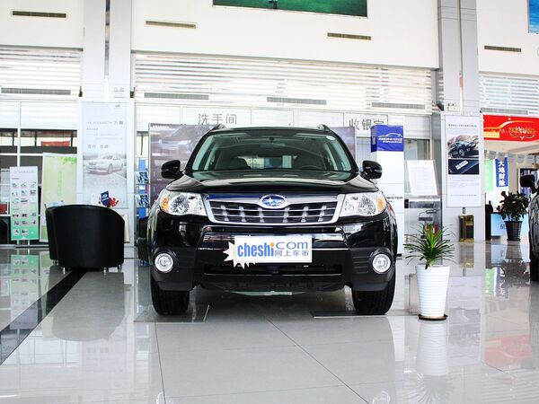斯巴鲁  森林人经典 2.5XS AT 车头正面视角