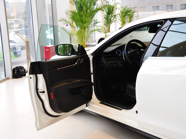 玛莎拉蒂  3.8T 左前车门45度视角