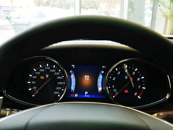 玛莎拉蒂  3.8T 方向盘后方仪表盘