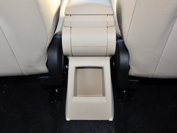 一汽-大众  1.6L 自动 前排座椅中央后方整体