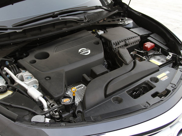 东风日产 2.5L 发动机局部特写