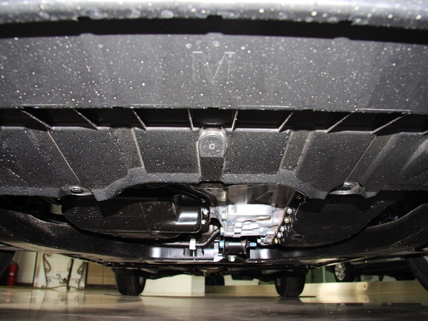 东风日产  2.0L 前发动机底部特写