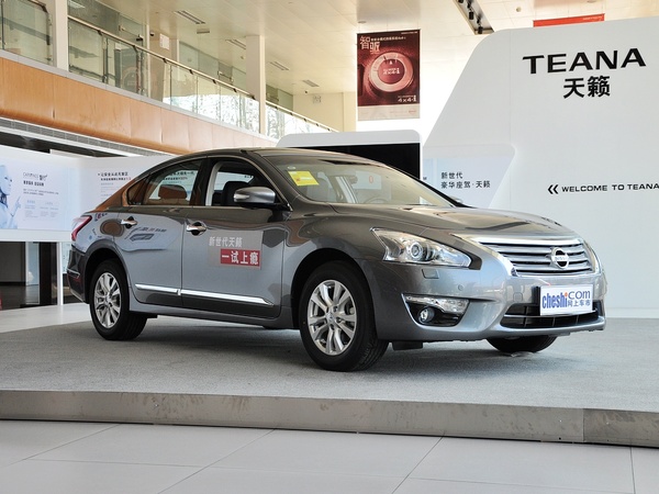 东风日产 2.5L 车辆右侧45度角