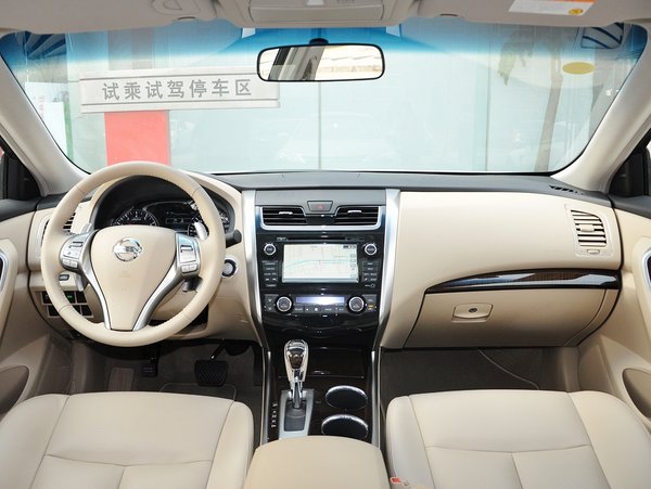 东风日产  2.5L 中控台整体