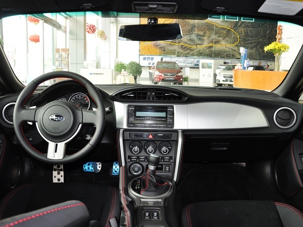 斯巴鲁  2.0L 自动 中控台整体