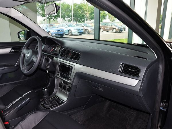 上海大众  改款 1.6L 手动 中控台右侧