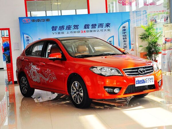 东南汽车  1.5L CVT 车辆右侧45度角