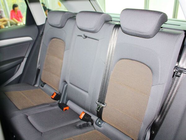 一汽奥迪  40 TFSI quattro 第二排座椅45度视角