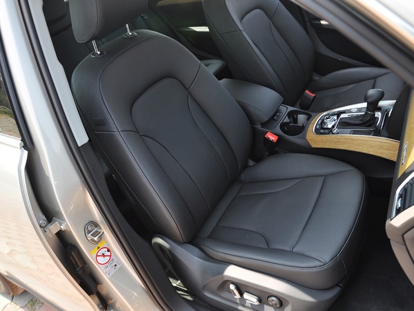一汽奥迪  40 TFSI quattro 副驾驶席座椅45度特写