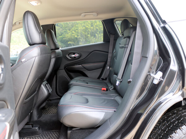 Jeep  3.2L 自动 第二排座椅正视图