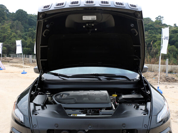 Jeep  3.2L 自动 车辆发动机舱整体