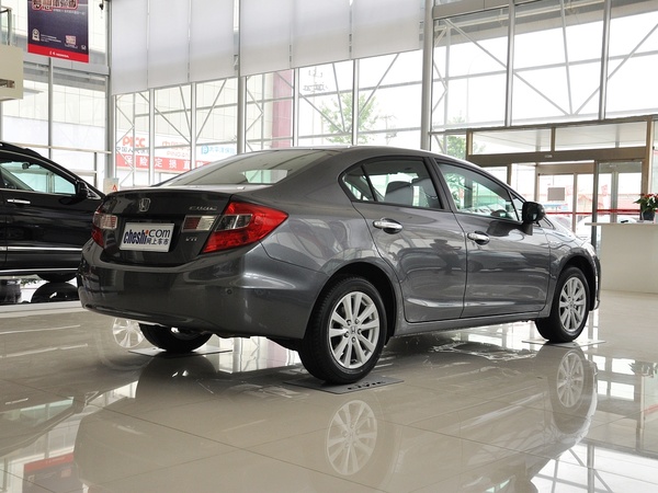 东风本田  1.8L 自动 车辆右侧尾部视角