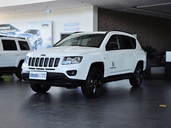 Jeep  2.4L 自动 车辆左前45度视角