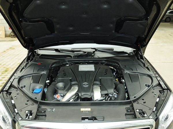 奔驰(进口)  S500L 4.7T 自动 发动机局部特写