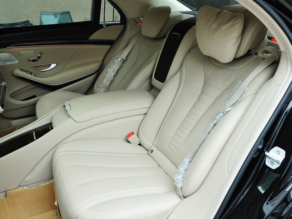 奔驰(进口)  S500L 4.7T 自动 第二排座椅45度视角