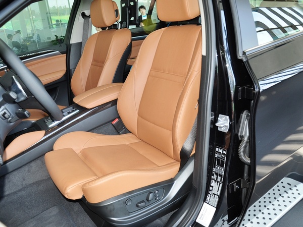 宝马(进口)  3.0T 驾驶席座椅前45度视图