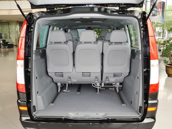 福建奔驰  3.0L 自动 后备箱局部特写