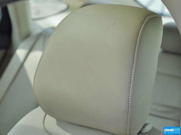 长安福特  2.0T AT 驾驶席座椅头枕特写