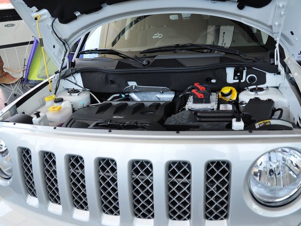 Jeep  2.4L 自动 发动机主体特写