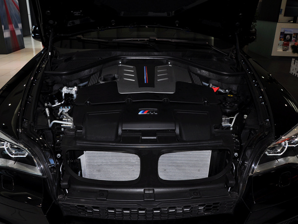 宝马M  4.4T 自动 发动机局部特写