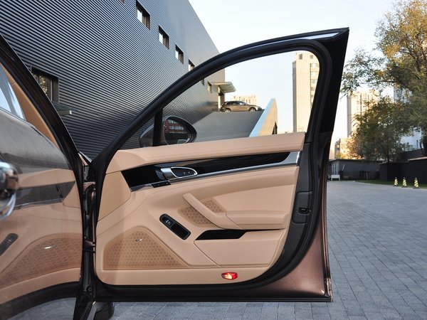 保时捷  3.0T DCT 右前车门正视图