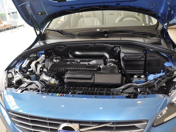 沃尔沃(进口) T5 2.0T 自动 发动机主体特写