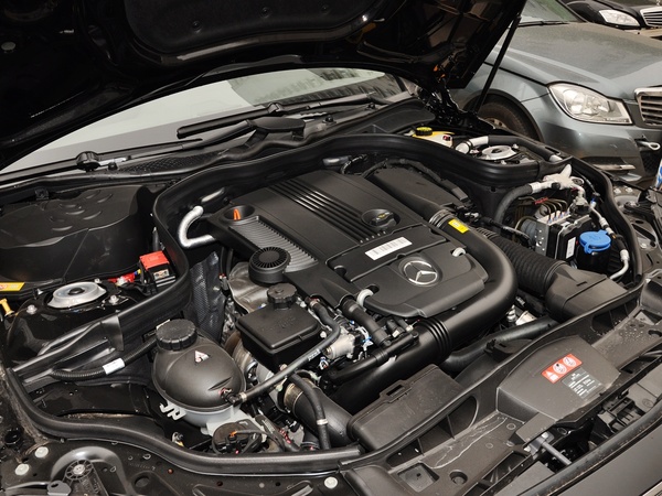 北京奔驰  E260L 1.8T 自动 发动机主体特写