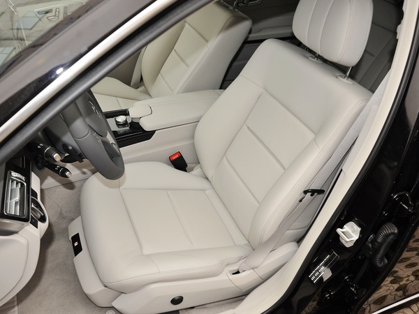 北京奔驰  E260L 1.8T 自动 驾驶席座椅前45度视图
