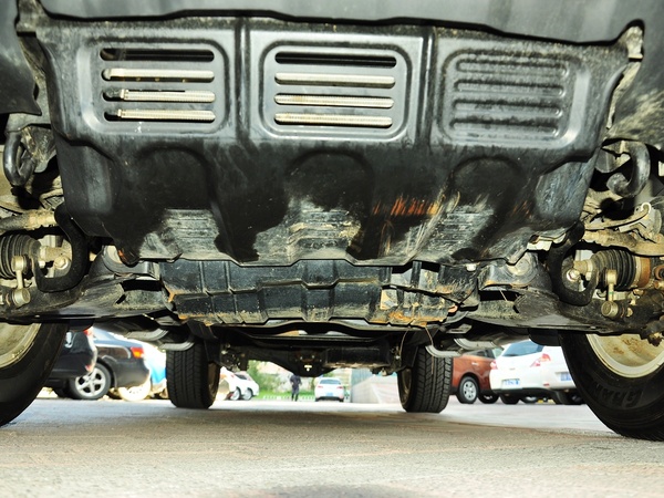 广汽三菱  3.0L 自动 前发动机底部特写