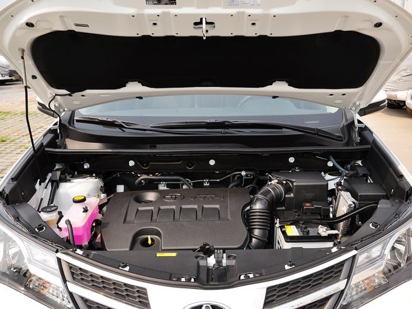 一汽丰田  2.0L CVT 发动机局部特写
