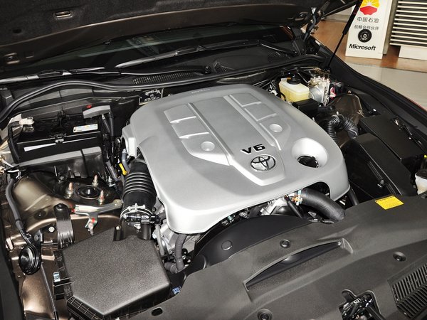 一汽丰田  2.5V 自动 发动机主体特写