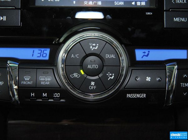 一汽丰田  2.5V 自动 中控仪表台上方