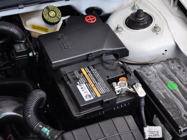 MG  掀背 1.8T TST 蓄电池特写