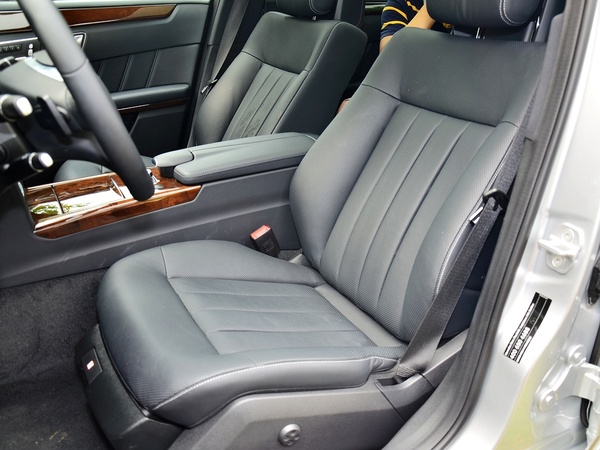 北京奔驰 E300L 3.0L 自动 驾驶席坐垫特写