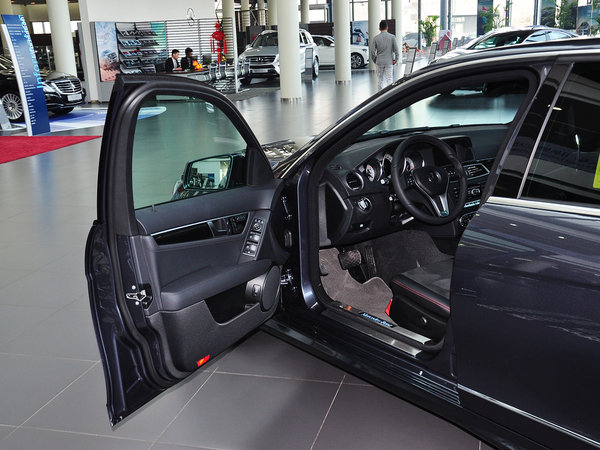 北京奔驰  C300 3.0L AT 左前车门45度视角