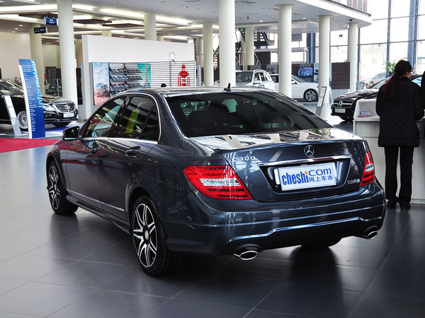 北京奔驰  C300 3.0L AT 车辆左后45度视角