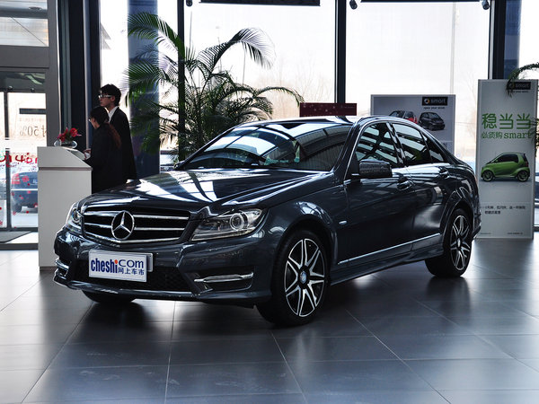 北京奔驰  C300 3.0L AT 车辆左前45度视角