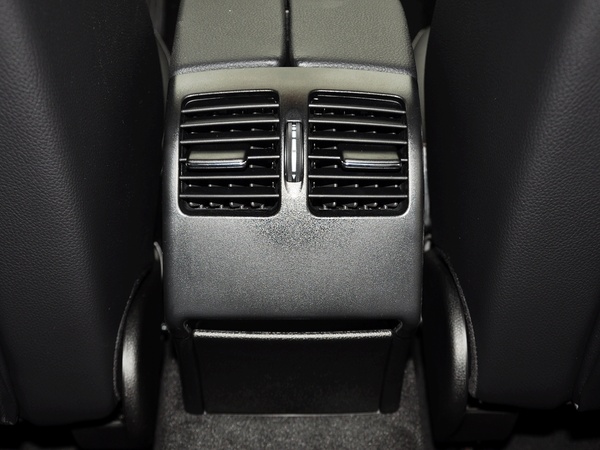 北京奔驰 C260 1.8T AT 前排座椅中央后方整体