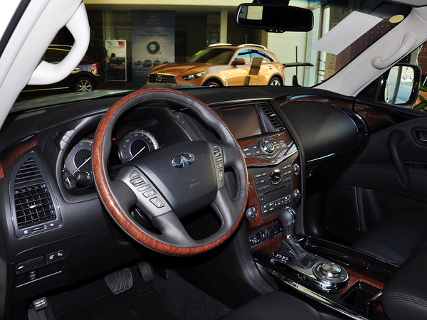 英菲尼迪  5.6L 自动 中控台左侧