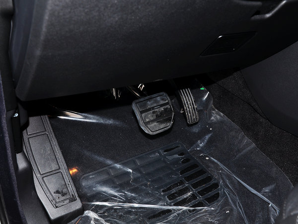 路虎  3.0 V6 SC 油门脚踏板特写