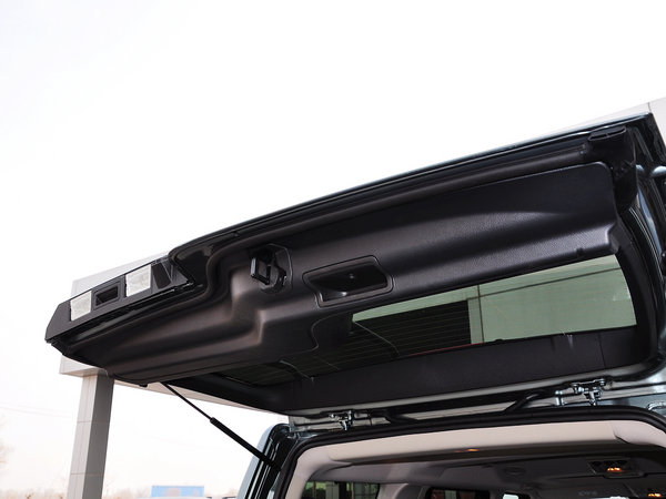 路虎 3.0 V6 SC 后备箱闭合方式特写