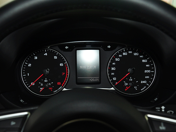 奥迪(进口)  30 TFSI 方向盘后方仪表盘